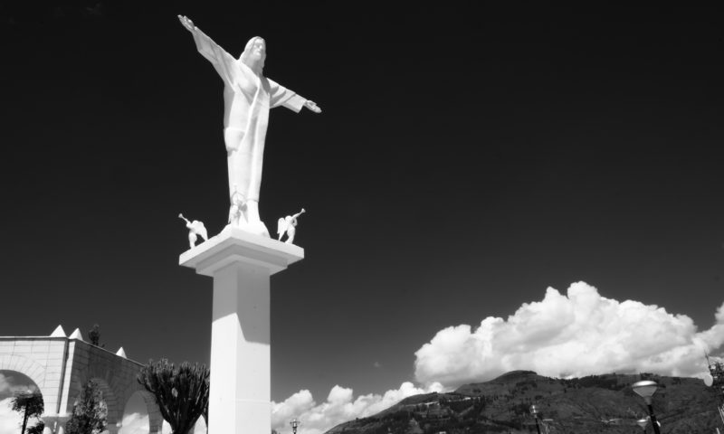 Jezusbeeld boven Ayacucho, Peru | Fotografie Gerhard Witteveen
